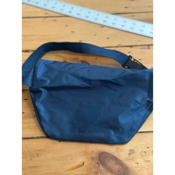 Walt Disney World Vintage Navy Fannypack - Picture 5 of 7